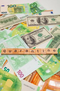 Dolarımızın dokusunda tahtadan küplere ve euro banknotlarına QuarANTINE yazıtları