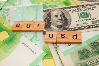 Dolar ve euro banknotlarının dokusunda tahtadan küplere işlenmiş ABD Doları ve Euro yazıtları