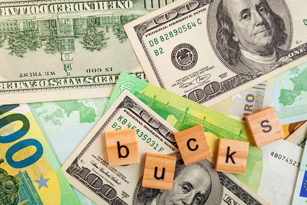 Bucks Επιγραφή Ξύλινους Κύβους Στην Υφή Μας Δολάρια Και Χαρτονομίσματα — Φωτογραφία Αρχείου
