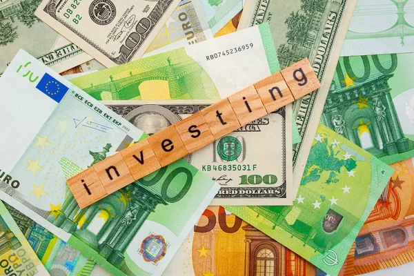 Investing Inschrift Auf Holzwürfeln Auf Der Textur Von Uns Dollar — Stockfoto