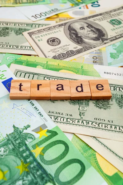Napis Trade Drewnianych Kostkach Fakturze Naszych Dolarów Banknotów Euro — Zdjęcie stockowe