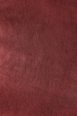 Kırmızı koyun derisi deri işlemeli.