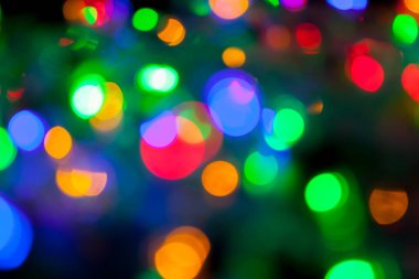Çok renkli Noel ve yeni yıl ışıklarının bokeh dokusu