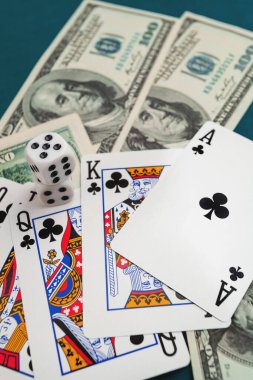 zar, yeşil kumaş üzerinde kağıt oynamak kumarhane dolarları ve euro banknotlarıyla