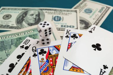 zar, yeşil kumaş üzerinde kağıt oynamak kumarhane dolarları ve euro banknotlarıyla