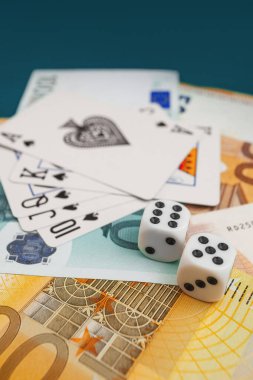 zar, yeşil kumaş üzerinde kağıt oynamak kumarhane dolarları ve euro banknotlarıyla