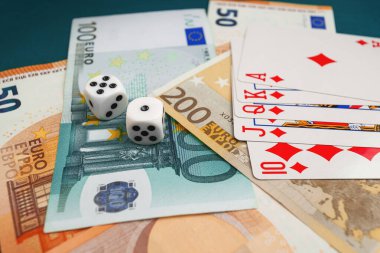 zar, yeşil kumaş üzerinde kağıt oynamak kumarhane dolarları ve euro banknotlarıyla