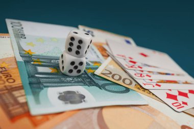 zar, yeşil kumaş üzerinde kağıt oynamak kumarhane dolarları ve euro banknotlarıyla