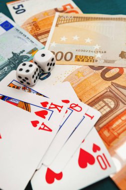 zar, yeşil kumaş üzerinde kağıt oynamak kumarhane dolarları ve euro banknotlarıyla