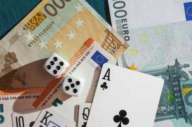 zar, yeşil kumaş üzerinde kağıt oynamak kumarhane dolarları ve euro banknotlarıyla