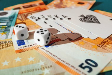 zar, yeşil kumaş üzerinde kağıt oynamak kumarhane dolarları ve euro banknotlarıyla