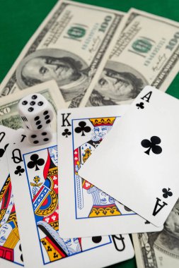 zar, yeşil kumaş üzerinde kağıt oynamak kumarhane dolarları ve euro banknotlarıyla