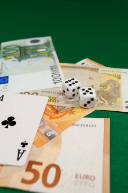 zar, yeşil kumaş üzerinde kağıt oynamak kumarhane dolarları ve euro banknotlarıyla