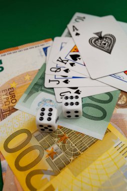 zar, yeşil kumaş üzerinde kağıt oynamak kumarhane dolarları ve euro banknotlarıyla