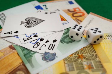 zar, yeşil kumaş üzerinde kağıt oynamak kumarhane dolarları ve euro banknotlarıyla