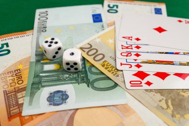 zar, yeşil kumaş üzerinde kağıt oynamak kumarhane dolarları ve euro banknotlarıyla