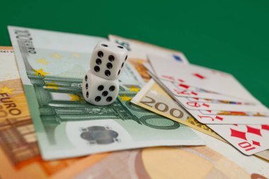 zar, yeşil kumaş üzerinde kağıt oynamak kumarhane dolarları ve euro banknotlarıyla