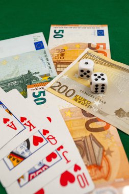 zar, yeşil kumaş üzerinde kağıt oynamak kumarhane dolarları ve euro banknotlarıyla