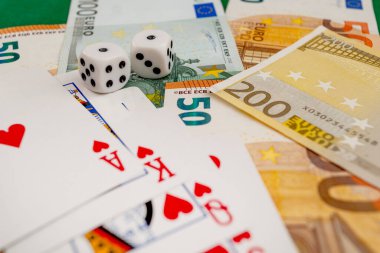 zar, yeşil kumaş üzerinde kağıt oynamak kumarhane dolarları ve euro banknotlarıyla