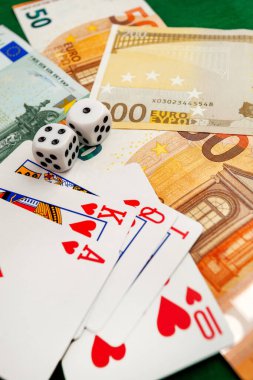 zar, yeşil kumaş üzerinde kağıt oynamak kumarhane dolarları ve euro banknotlarıyla