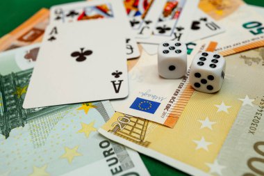 zar, yeşil kumaş üzerinde kağıt oynamak kumarhane dolarları ve euro banknotlarıyla