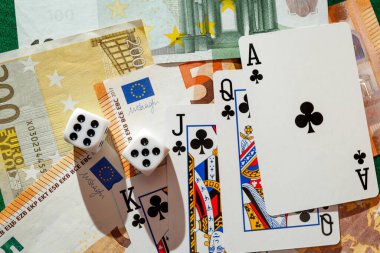 zar, yeşil kumaş üzerinde kağıt oynamak kumarhane dolarları ve euro banknotlarıyla