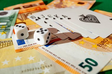 zar, yeşil kumaş üzerinde kağıt oynamak kumarhane dolarları ve euro banknotlarıyla