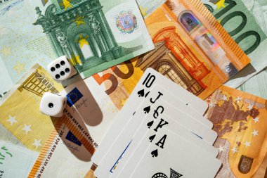 zar, yeşil kumaş üzerinde kağıt oynamak kumarhane dolarları ve euro banknotlarıyla