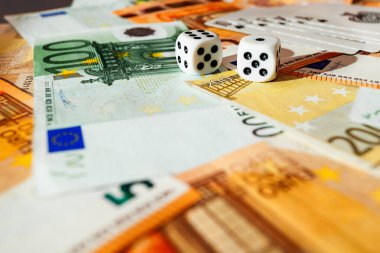 zar, yeşil kumaş üzerinde kağıt oynamak kumarhane dolarları ve euro banknotlarıyla