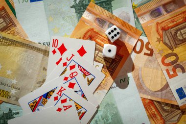 zar, yeşil kumaş üzerinde kağıt oynamak kumarhane dolarları ve euro banknotlarıyla