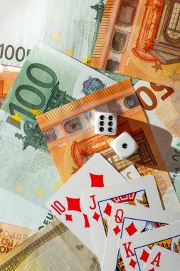 zar, yeşil kumaş üzerinde kağıt oynamak kumarhane dolarları ve euro banknotlarıyla