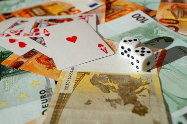 zar, yeşil kumaş üzerinde kağıt oynamak kumarhane dolarları ve euro banknotlarıyla