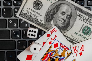 zar, dizüstü bilgisayarda kart oynamak klavye dolarları ve avro faturaları