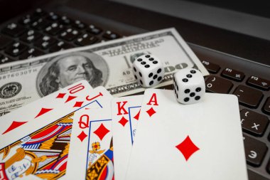 zar, dizüstü bilgisayarda kart oynamak klavye dolarları ve avro faturaları