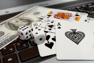zar, dizüstü bilgisayarda kart oynamak klavye dolarları ve avro faturaları