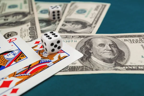 Dobbelstenen Speelkaarten Een Groene Doek Een Casino Dollars Euro Biljetten — Stockfoto