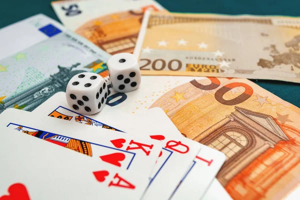 Dados Jogando Cartas Pano Verde Dólares Cassino Notas Euro — Fotografia de Stock