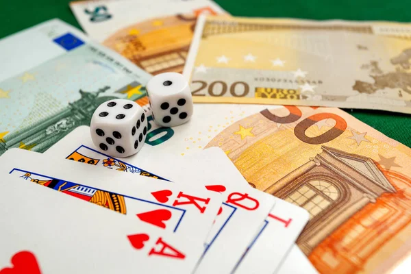 zar, yeşil kumaş üzerinde kağıt oynamak kumarhane dolarları ve euro banknotlarıyla