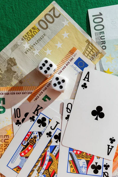 Dados Jogando Cartas Pano Verde Dólares Cassino Notas Euro — Fotografia de Stock