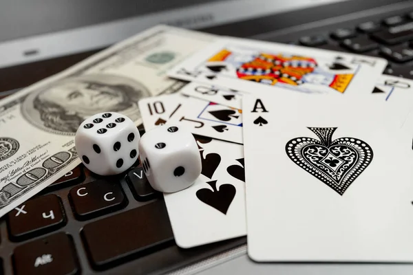 zar, dizüstü bilgisayarda kart oynamak klavye dolarları ve avro faturaları