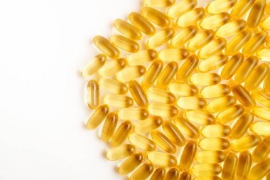 Beyaz arkaplan dokusunda balık yağı omega 3