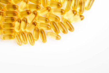 Beyaz arkaplan dokusunda balık yağı omega 3