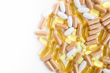 Farklı haplar beyaz arka planda hapları kapsüller