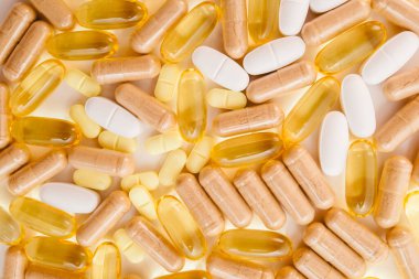 Farklı haplar beyaz izole arka plan dokusunda hapları kapsüller