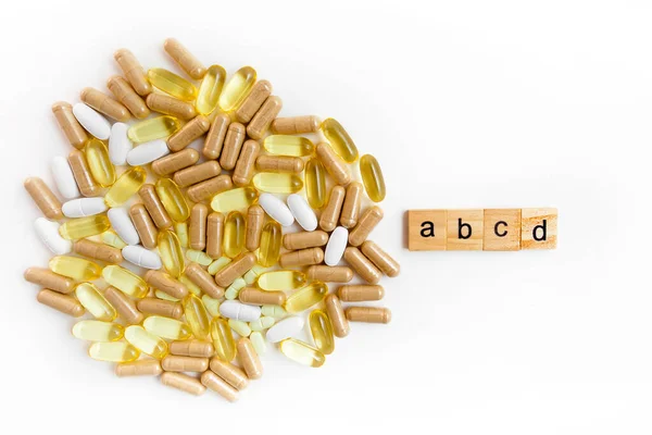 Nápis Dřevěných Kostkách Bílém Pozadí Různých Pilulek — Stock fotografie