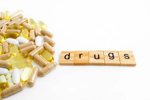 Nápis Drugs Dřevěných Kostkách Bílém Pozadí Různých Pilulek — Stock fotografie
