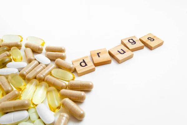 Nápis Drugs Dřevěných Kostkách Bílém Pozadí Různých Pilulek — Stock fotografie
