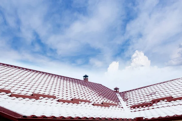 Tetto Nella Neve Contro Cielo Blu — Foto Stock