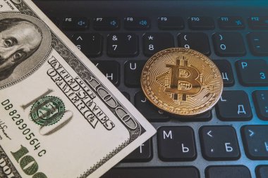 Bilgisayar klavyesinde bitcoin ve 100 dolar