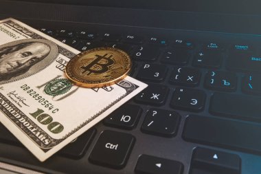 Bilgisayar klavyesinde bitcoin ve 100 dolar
